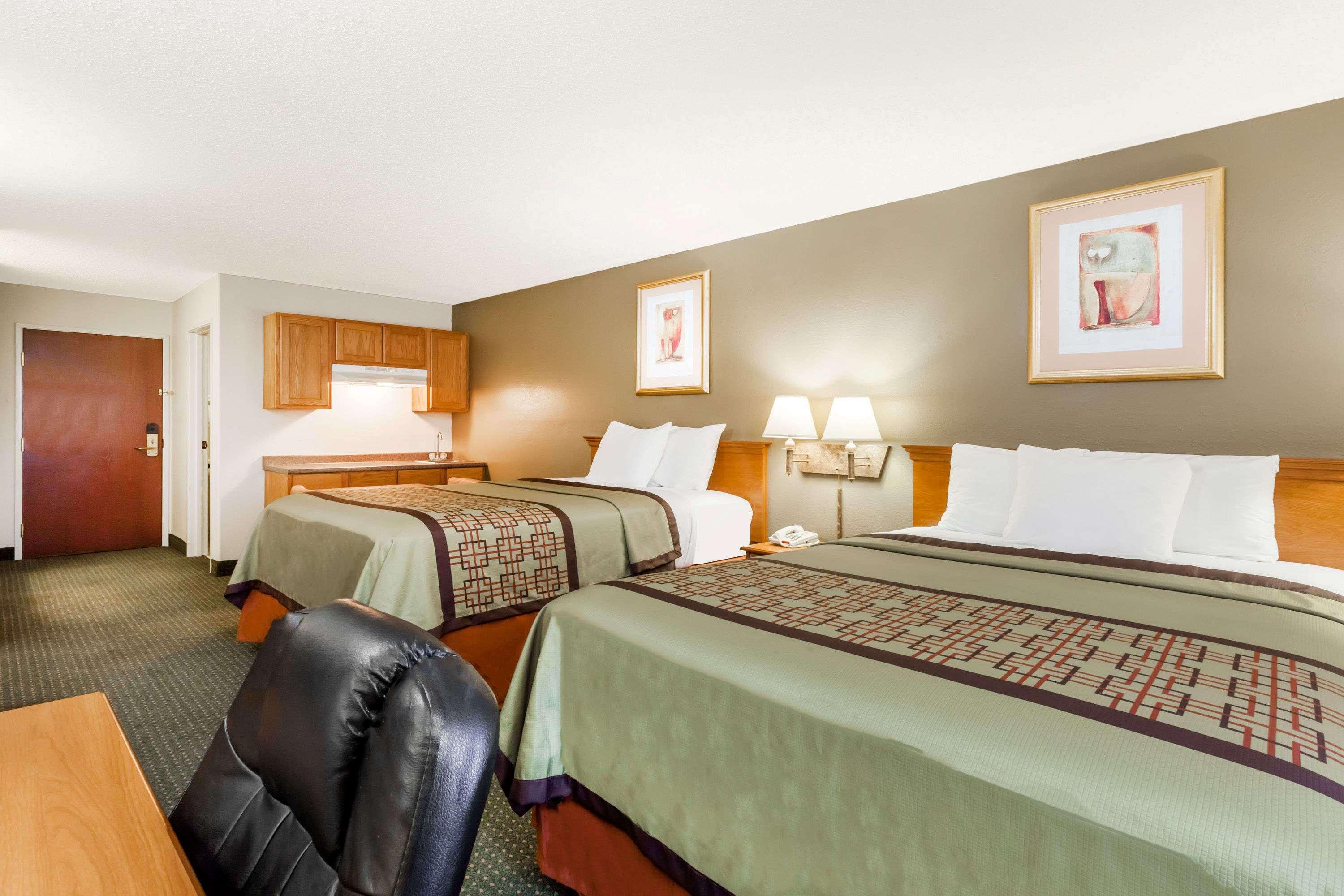 Days Inn & Suites By Wyndham New Iberia Exterior photo